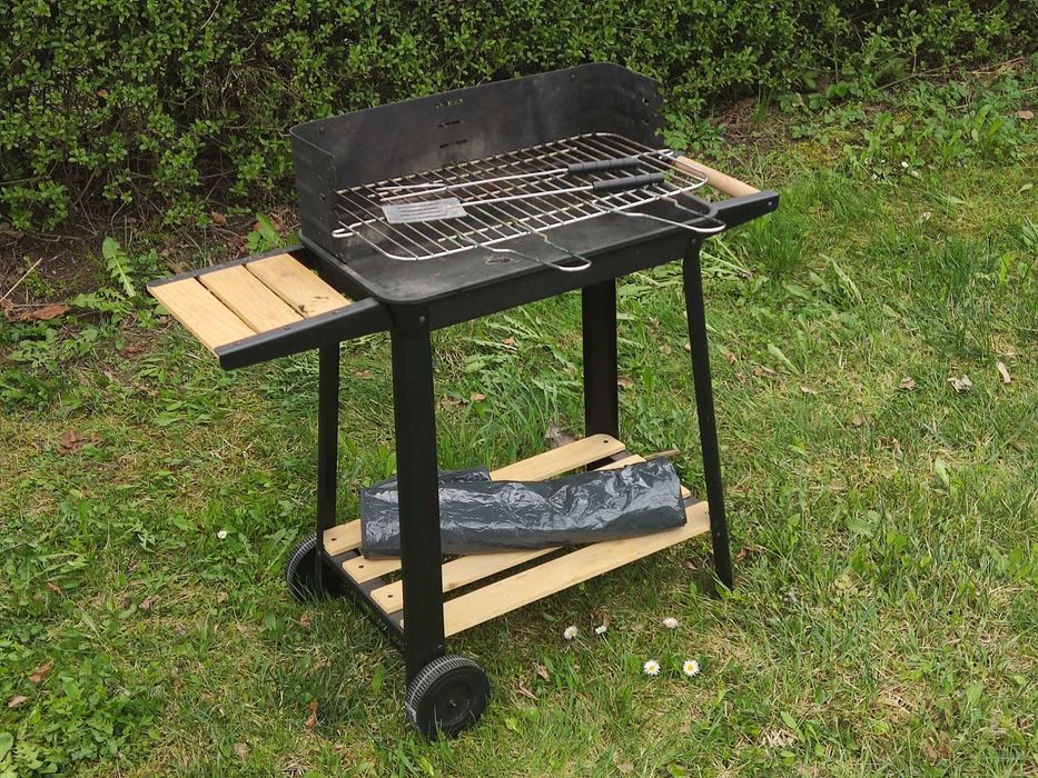 Grill węglowy na kółkach ze stolikiem