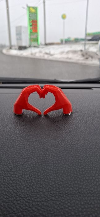 Сердечко з рук на машину