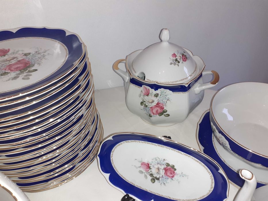 Serviço de jantar com relevo em ouro