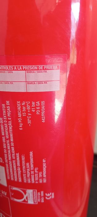 Extintor  portátil da marca EXTARSA, modelo de 6kg de pó ABC,