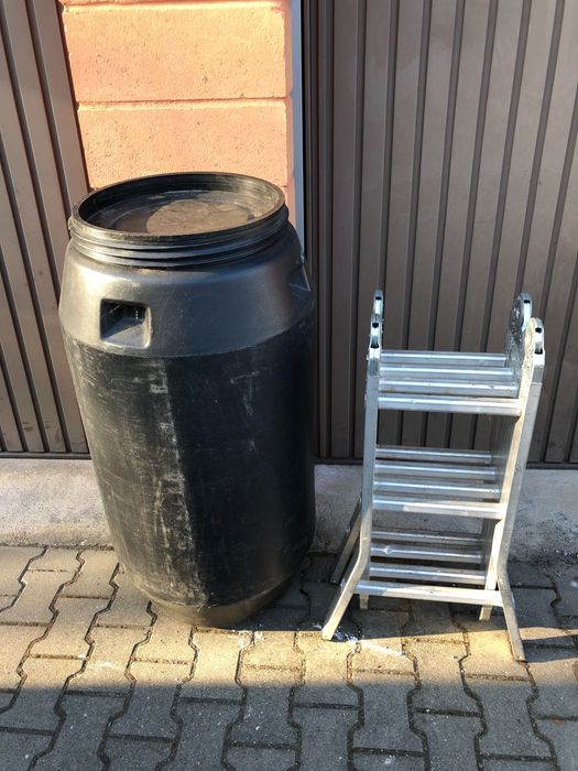 Składana drabina 3.6 m i 200-litrowa plastikowa beczka