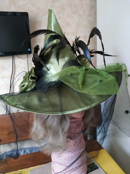 Розкішний зелений капелюх відьми з чорною вуаллю з павуками та пір'ям
