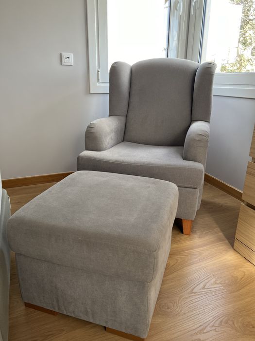 Cadeirão cinza com pousa pés