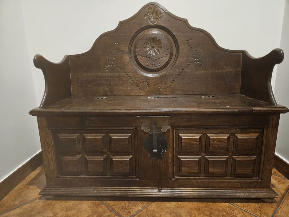 Cadeirão com arrumação interior