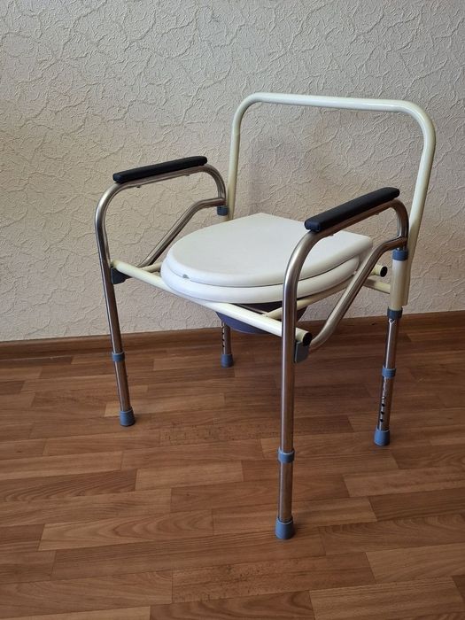 Крісло туалет в гарному стані якісне та зручне
