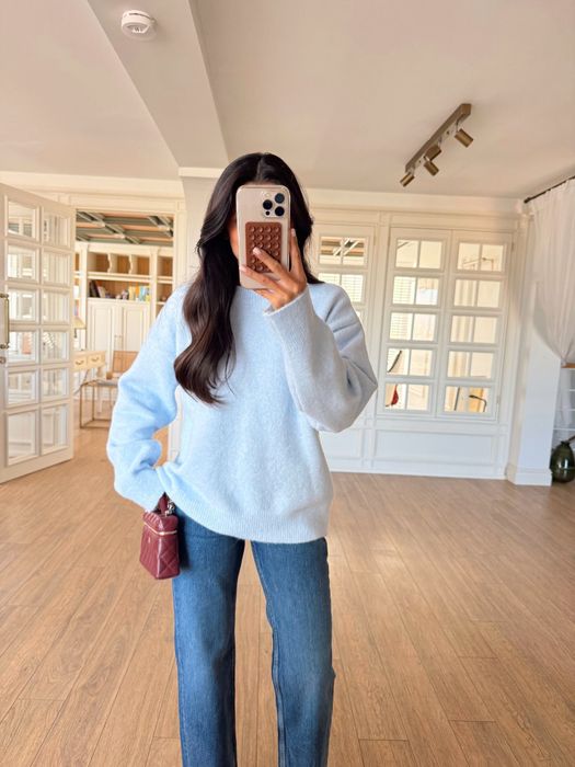 Трендові мʼякі однотонні текстуровані светри