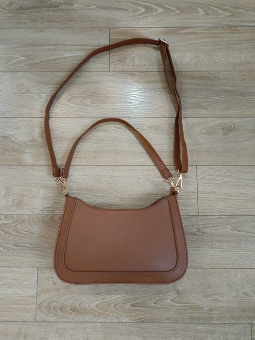 Brązowa camel torebka na ramię miejska basic hit regulowany pasek