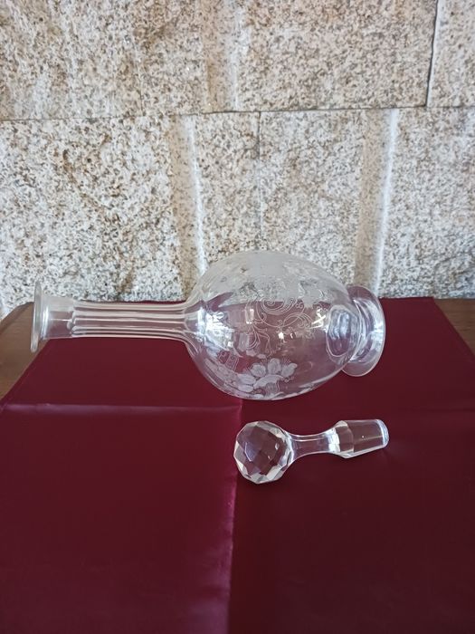 Garrafa antiga em vidro lapidado