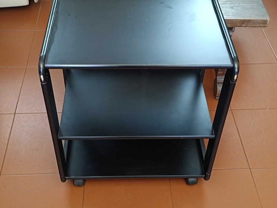 Mesa antiga com rodas