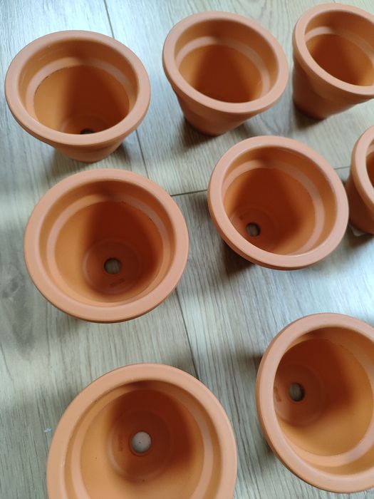 Małe doniczki ceramiczne