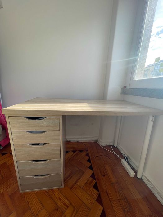 Secretária LAGKAPTEN / ALEX
Ikea com gaveteiro
