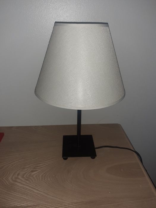 White-shade table lamp436769217346938881