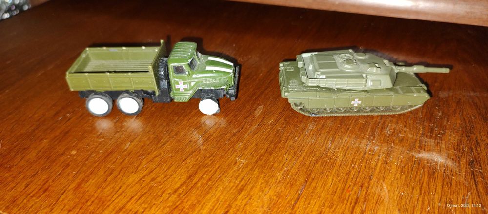 Модельки танк та вантажівка ЗСУ, ціна за одну.
