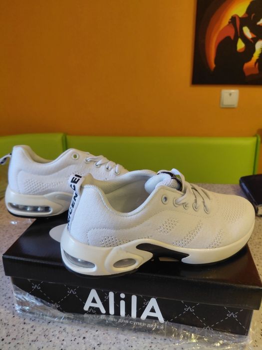 Кроссовки женские новые