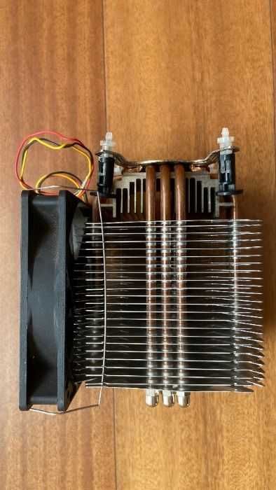 Cooller de grandes dimensões c/ ventoinha para CPU