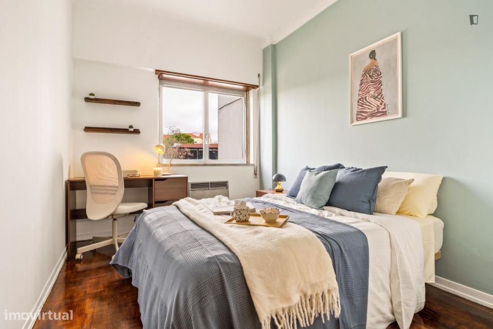 Quarto - localizado em Campolide Lisbon