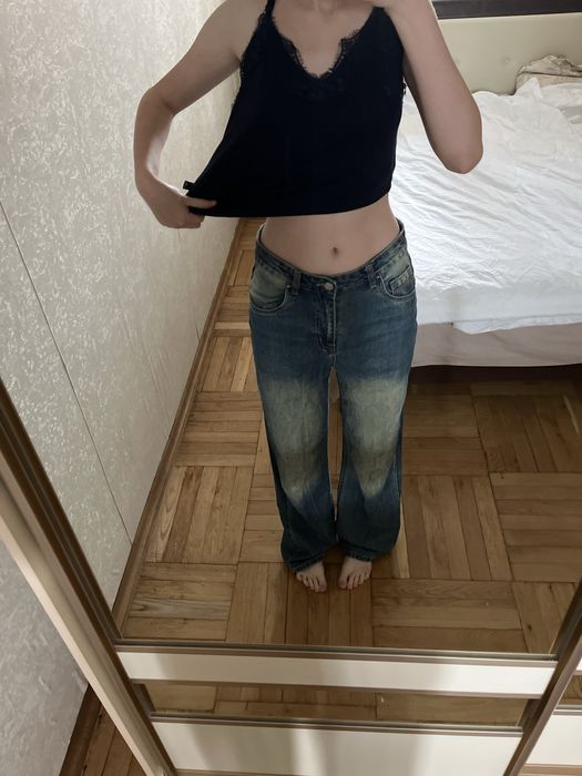 Baggy джинси,з середньою посадкою.Є невеликий дефект внизу штанини