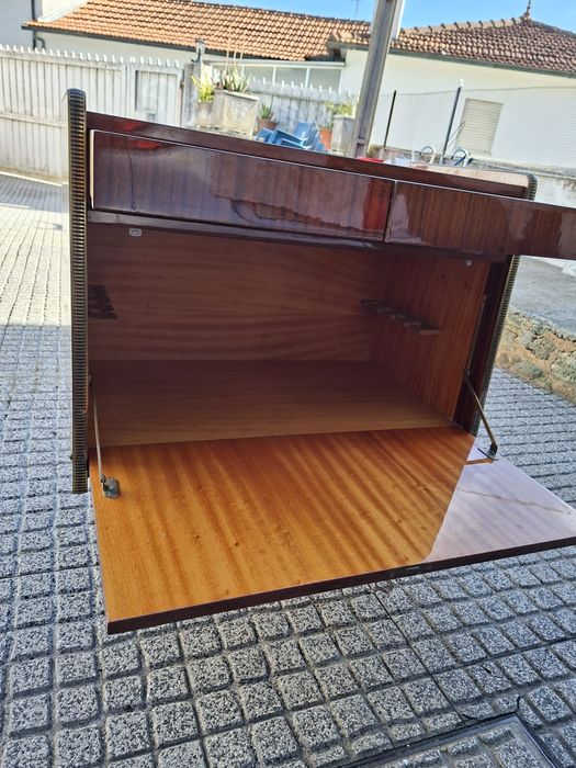 Móvel muito antigo como novo vintage