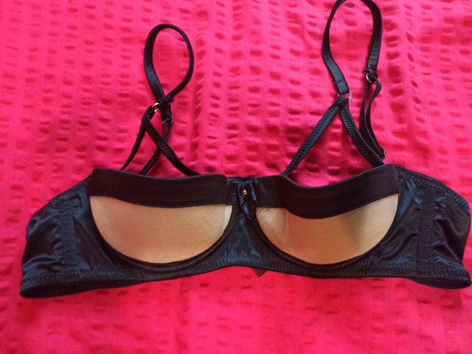 Biustonosz z ozdobnymi paskami