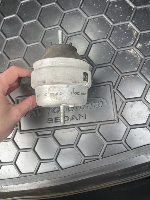 Подушка двигуна Audi a6 c5 2.5tdi