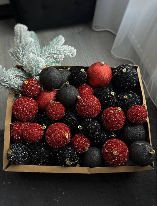 Набори новорічних іграшок, кульок прикрас у подарункових коробках