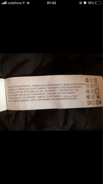 Blusão com fecho inteiro, bolsos á frente com mola