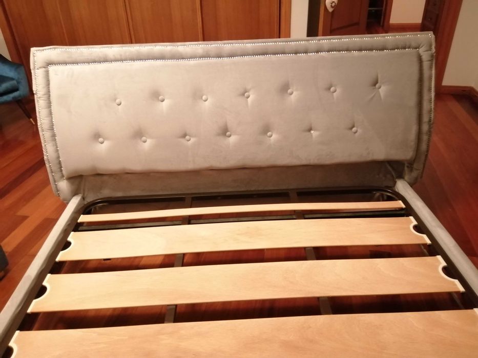 Cama king size com 2 mesas de cabeceira