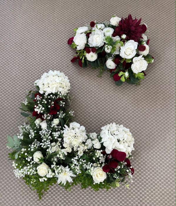 Um conjunto de dois arranjos flores artificiais