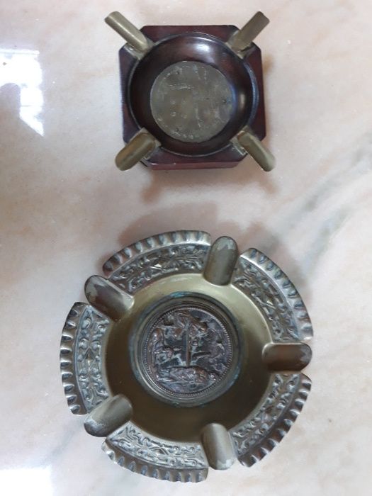 Cinzeiros antigos e variados.