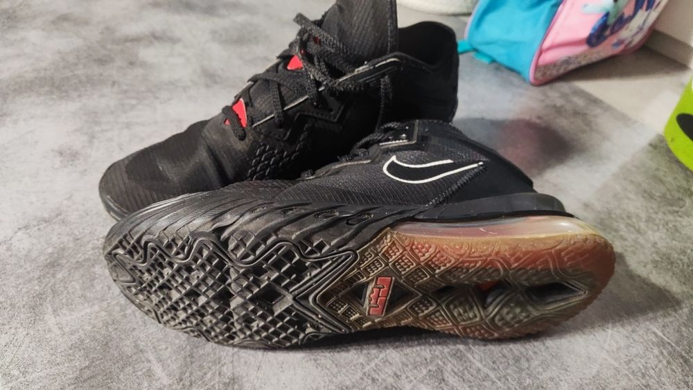 LeBron 18 Low rozmiar 42.5