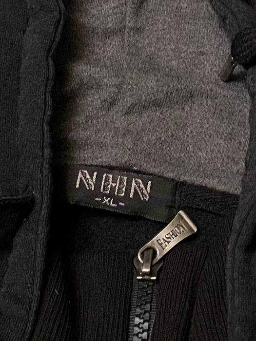 Bluza na zamek z kapturem i dwiema kieszeniami