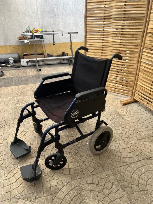 Cadeira de Rodas Breezy 250 Dobrável