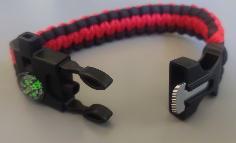 Pulseira com fio paracord e faca