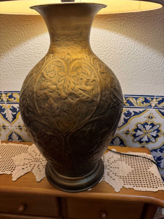 Candeeiro de mesa vintage com estrutura metálica trabalhada em relevo