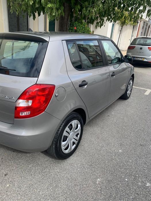 Vendo Skoda Fabia 5 J cinza prata  cilindrada 1200 cm3