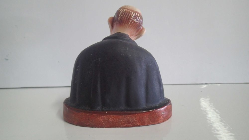 Busto antigo em cerâmica do Padre Cruz