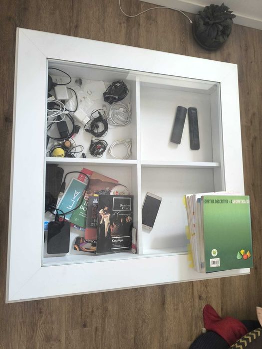 Mesa de centro com tampo de vidro e gaveta