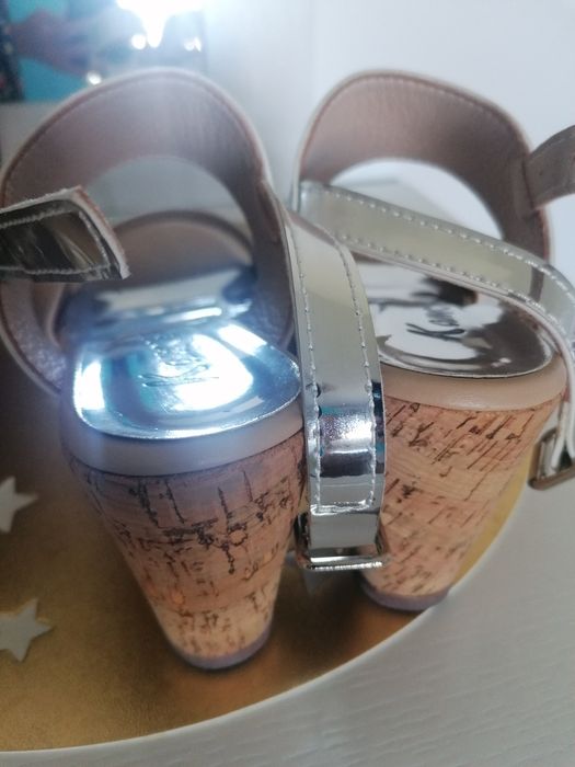 Sandália alta prateada