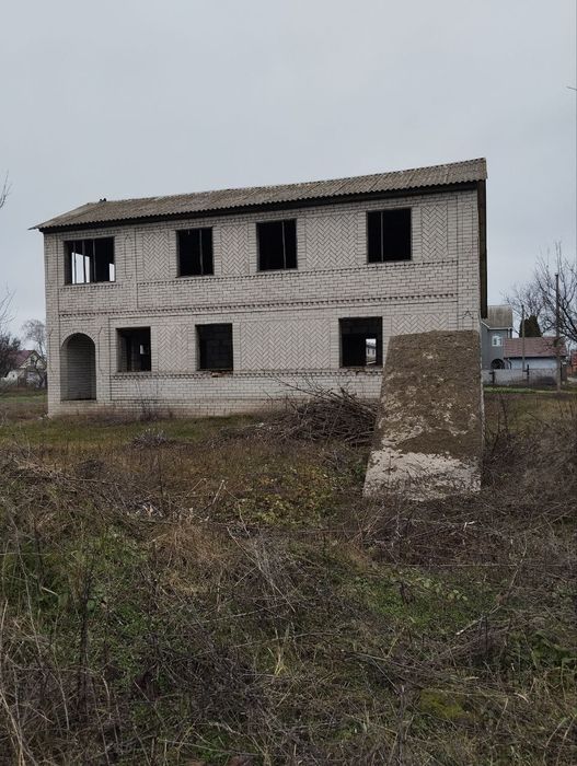 Ділянка з недобудованим будинком