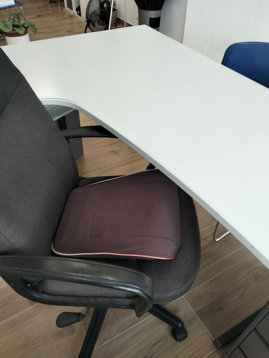 Mesa escritório, armário com gavetas, cadeira
