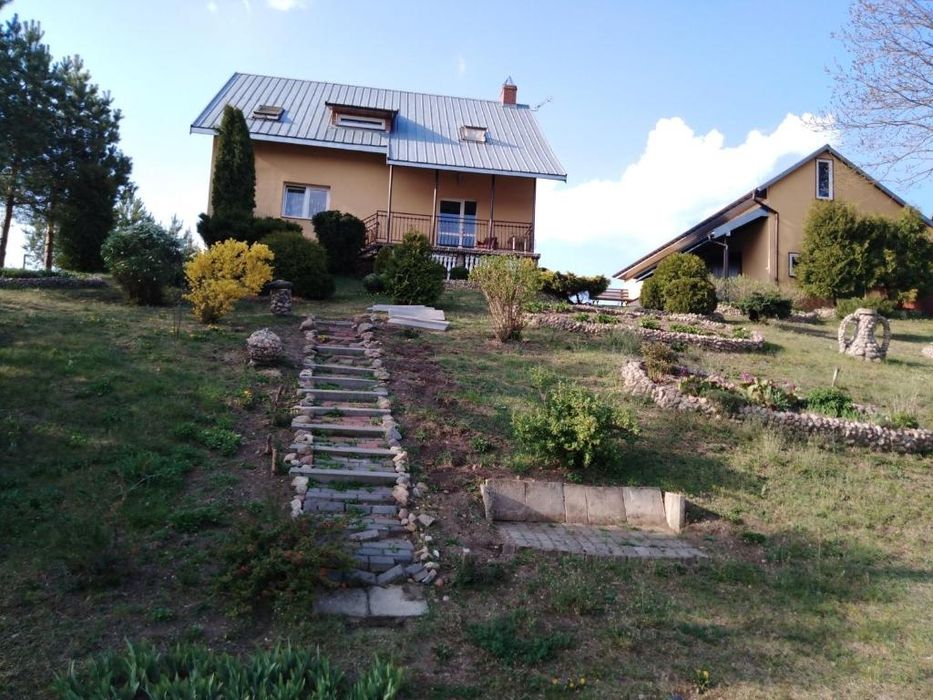 Dom nad jeziorem z jacuzzi ogrodowym .