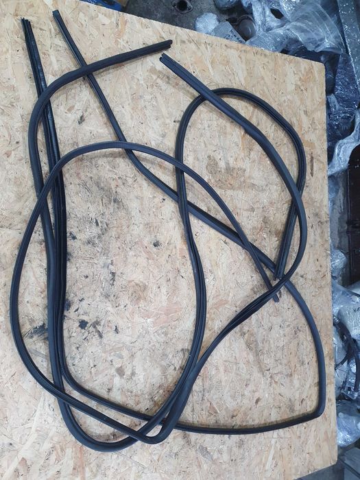 Uszczelka uszczelki drzwi bagażnika Nissan Micra k12 04 r 3 drzwi kpl