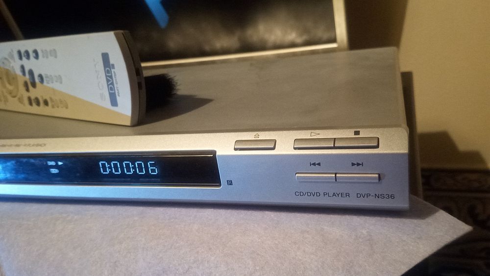 Leitor de Cd's e DVD's Sony com comando