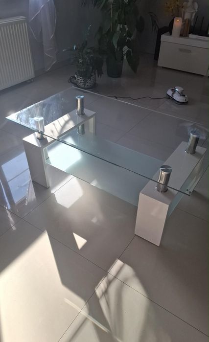 stolik szklany,  biala szafka rtv