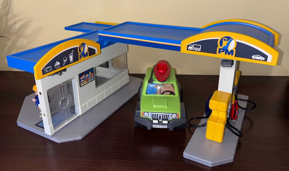 Duża Stacja Benzynowa Playmobil City Life 70201 z samochodem i figurkami