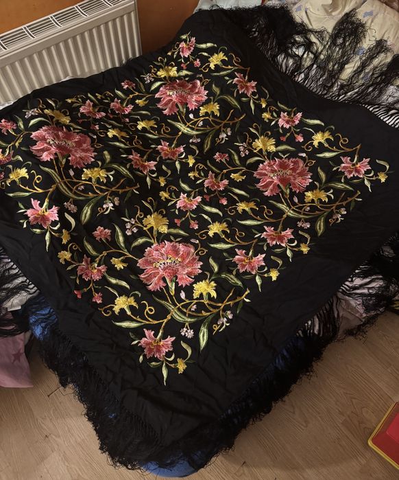 hiszpańska chusta typu “mantón de Manila”