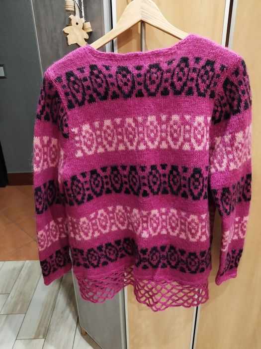 Sweterek 40/42 w modnym kolorze fuksja
