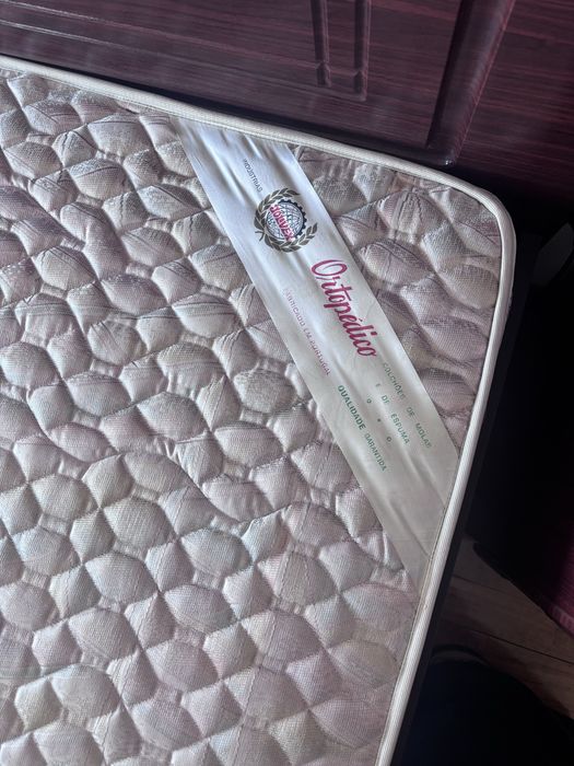 Mobília de Quarto Completa em Madeira (Cama + Colchão + Cómoda + 2 Mesinhas + Cadeira + Candeeiro)