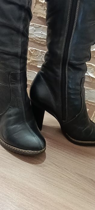 Чорні шкіряні чоботи