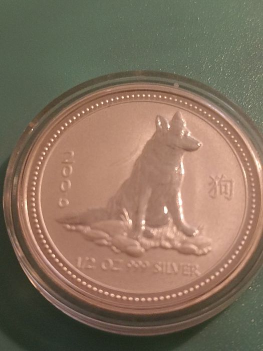 Продам монету лунар серебро  999 проби